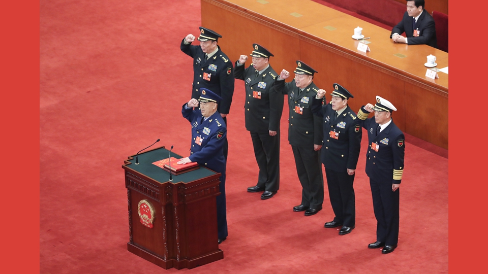 中央軍委副主席、委員進(jìn)行憲法宣誓