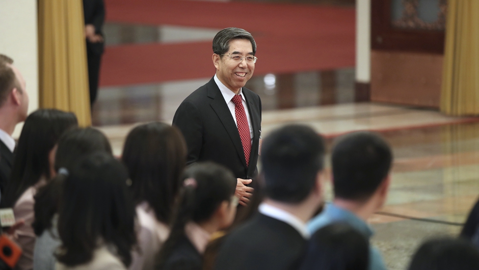 馬建堂步入“部長通道”，準(zhǔn)備接受采訪
