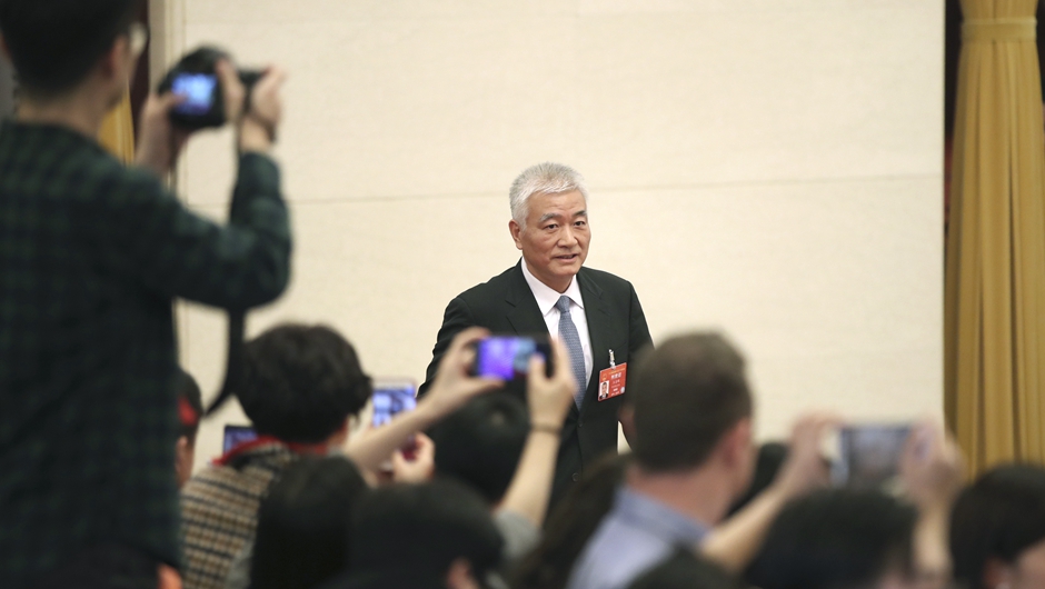 王志剛步入“部長通道”，準(zhǔn)備接受采訪