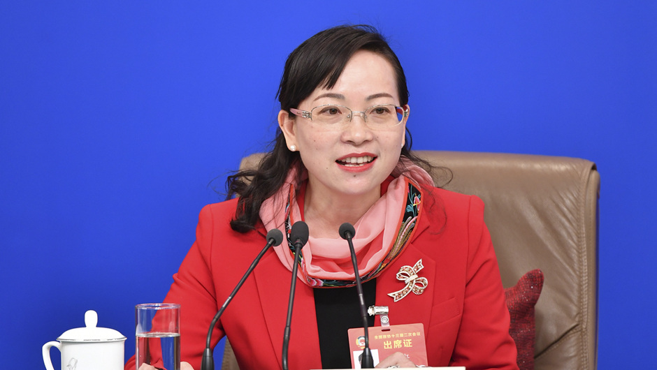 全國政協(xié)委員、湖南省湘西土家族苗族自治州政協(xié)副主席 石紅