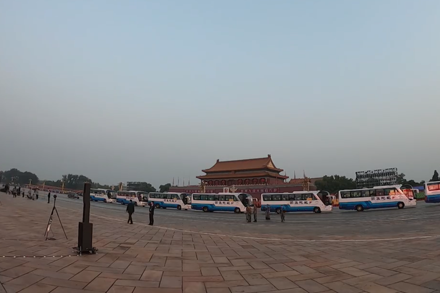 10月1日清晨的天安門城樓和長安街，燈火通明，正在準(zhǔn)備慶祝大會的工作人員雖然緊張忙碌，但仍顯得井然有序