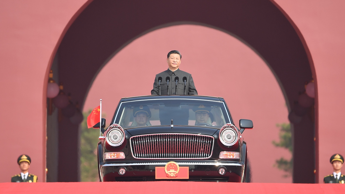 習近平乘坐檢閱車，經(jīng)過金水橋，駛上長安街