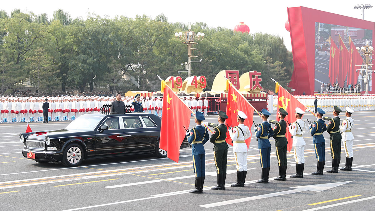 習近平驅車行進至黨旗、國旗、軍旗前，向旗幟行注目禮