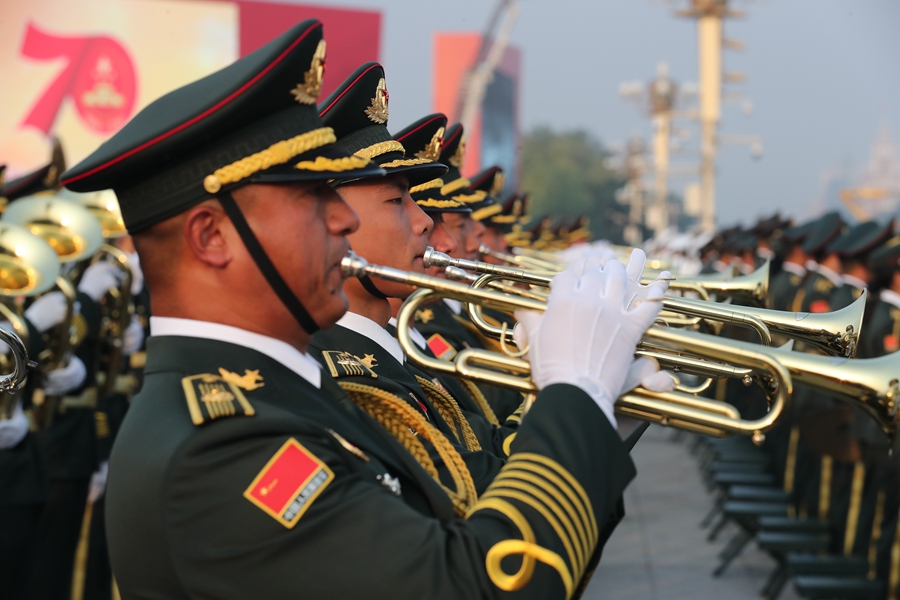解放軍聯(lián)合軍樂團(tuán)在廣場就位后進(jìn)行準(zhǔn)備工作和試奏。據(jù)了解，解放軍聯(lián)合軍樂團(tuán)此次演奏是從開國大典至今歷次閱兵以來演奏曲目最多的一次，不少曲目是為此次閱兵量身打造的全新作品，此次也是歷次女演奏員最多的一次。