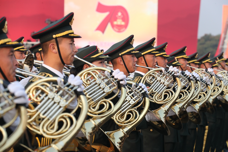 解放軍聯(lián)合軍樂團(tuán)在廣場就位后進(jìn)行準(zhǔn)備工作和試奏。據(jù)了解，解放軍聯(lián)合軍樂團(tuán)此次演奏是從開國大典至今歷次閱兵以來演奏曲目最多的一次，不少曲目是為此次閱兵量身打造的全新作品，此次也是歷次女演奏員最多的一次。