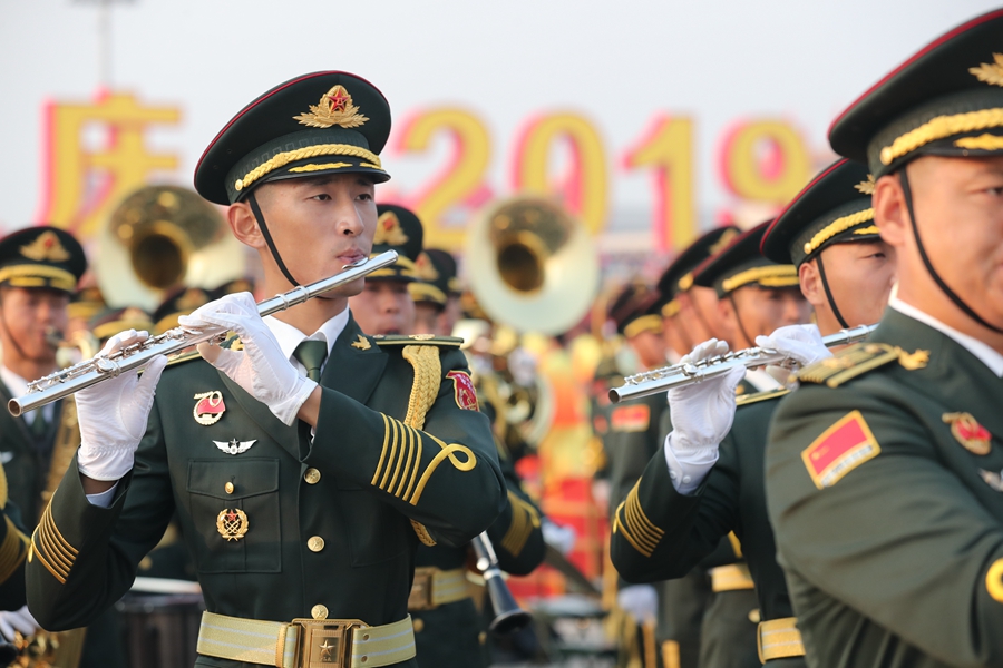 解放軍聯(lián)合軍樂團(tuán)在廣場就位后進(jìn)行準(zhǔn)備工作和試奏。據(jù)了解，解放軍聯(lián)合軍樂團(tuán)此次演奏是從開國大典至今歷次閱兵以來演奏曲目最多的一次，不少曲目是為此次閱兵量身打造的全新作品，此次也是歷次女演奏員最多的一次。