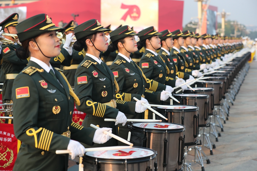 解放軍聯(lián)合軍樂團(tuán)在廣場就位后進(jìn)行準(zhǔn)備工作和試奏。據(jù)了解，解放軍聯(lián)合軍樂團(tuán)此次演奏是從開國大典至今歷次閱兵以來演奏曲目最多的一次，不少曲目是為此次閱兵量身打造的全新作品，此次也是歷次女演奏員最多的一次。