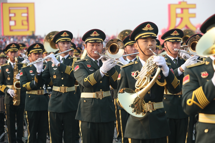 解放軍聯(lián)合軍樂團(tuán)在廣場就位后進(jìn)行準(zhǔn)備工作和試奏。據(jù)了解，解放軍聯(lián)合軍樂團(tuán)此次演奏是從開國大典至今歷次閱兵以來演奏曲目最多的一次，不少曲目是為此次閱兵量身打造的全新作品，此次也是歷次女演奏員最多的一次。