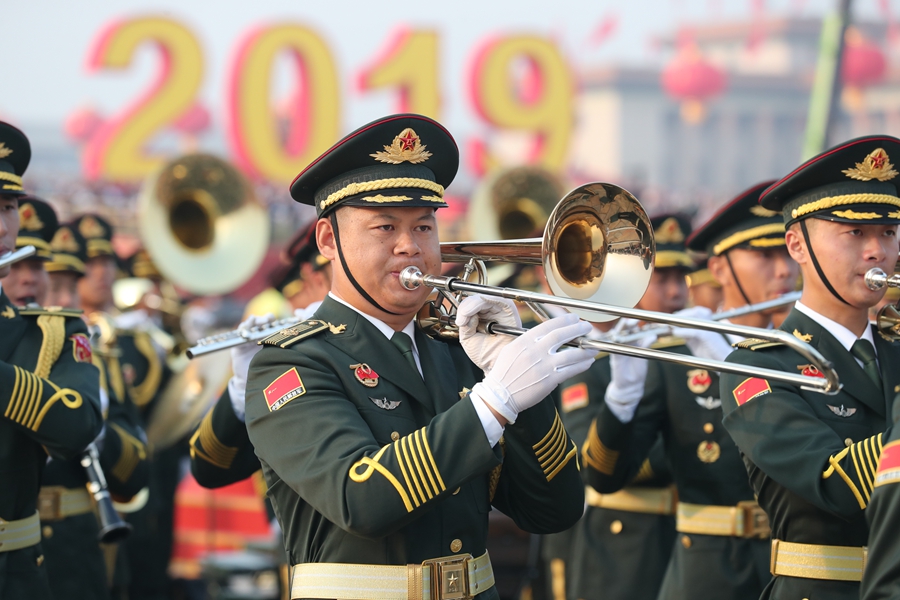 解放軍聯(lián)合軍樂團(tuán)在廣場就位后進(jìn)行準(zhǔn)備工作和試奏。據(jù)了解，解放軍聯(lián)合軍樂團(tuán)此次演奏是從開國大典至今歷次閱兵以來演奏曲目最多的一次，不少曲目是為此次閱兵量身打造的全新作品，此次也是歷次女演奏員最多的一次。