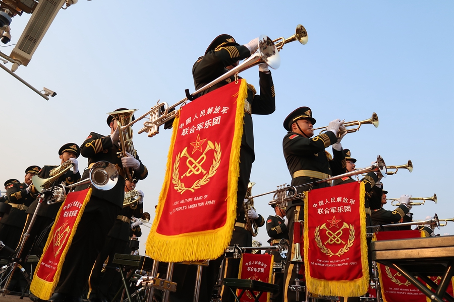 解放軍聯(lián)合軍樂團(tuán)在廣場就位后進(jìn)行準(zhǔn)備工作和試奏。據(jù)了解，解放軍聯(lián)合軍樂團(tuán)此次演奏是從開國大典至今歷次閱兵以來演奏曲目最多的一次，不少曲目是為此次閱兵量身打造的全新作品，此次也是歷次女演奏員最多的一次。