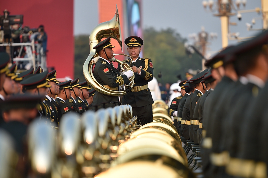 解放軍聯(lián)合軍樂團(tuán)在廣場就位后進(jìn)行準(zhǔn)備工作和試奏。據(jù)了解，解放軍聯(lián)合軍樂團(tuán)此次演奏是從開國大典至今歷次閱兵以來演奏曲目最多的一次，不少曲目是為此次閱兵量身打造的全新作品，此次也是歷次女演奏員最多的一次。