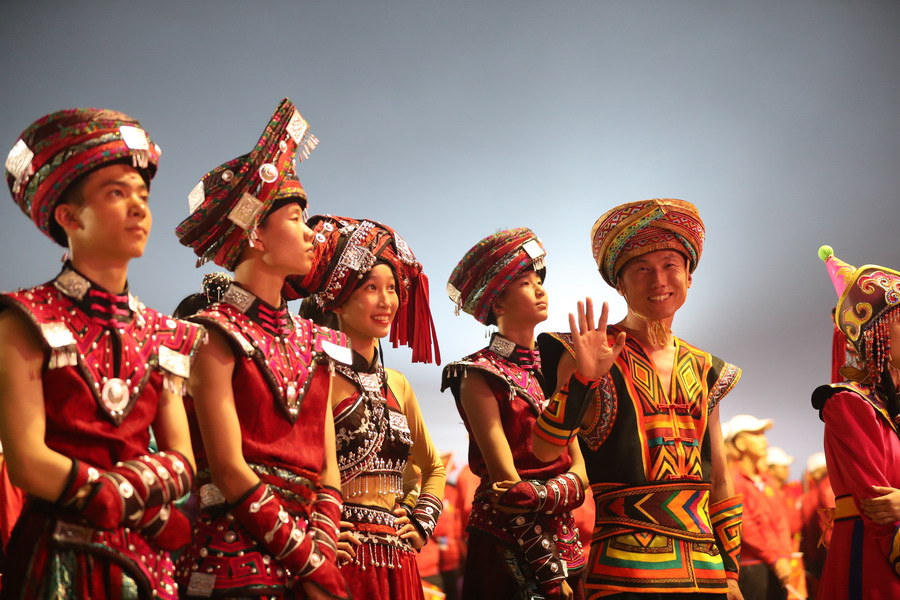好兒好女好家園，齊心奔小康，共圓中國(guó)夢(mèng)