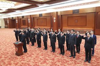 國(guó)務(wù)院部長(zhǎng)、委員會(huì)主任、中國(guó)人民銀行行長(zhǎng)、審計(jì)長(zhǎng)進(jìn)行憲法宣誓