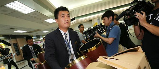 禮儀公司帶著遺體袋、骨灰壇協(xié)助處理善后