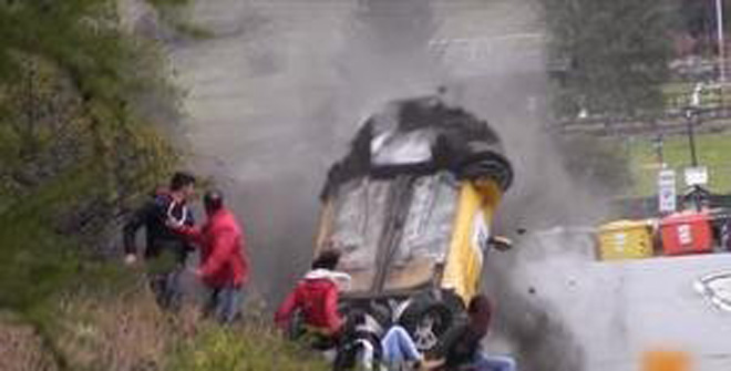 史上最幸運(yùn)撞車！圍觀群眾躲過一劫