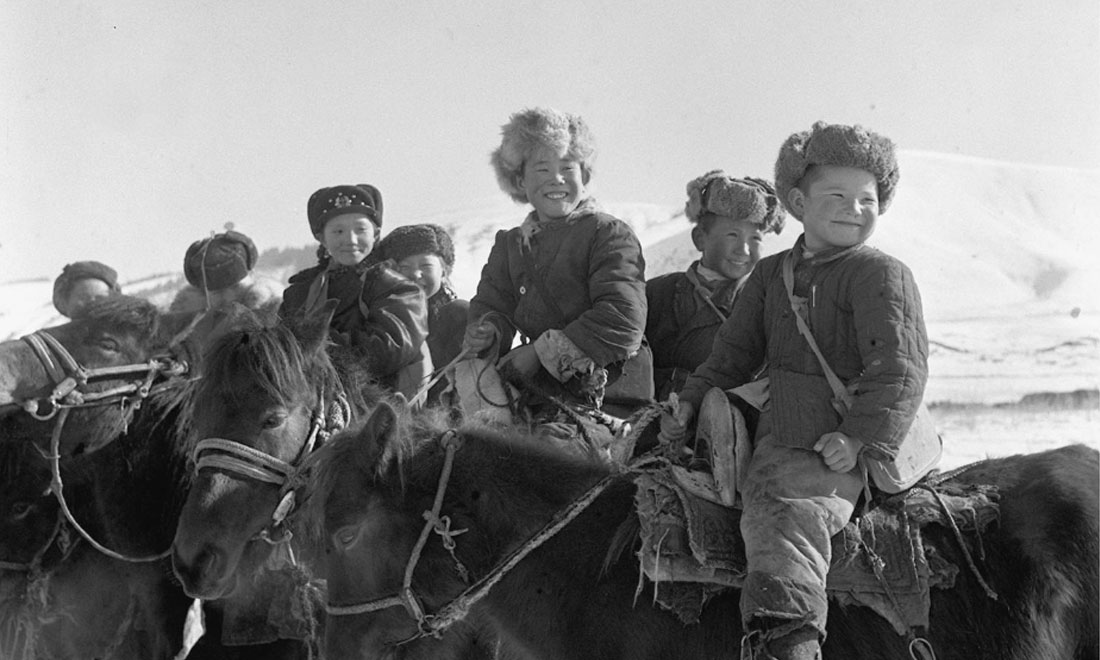 1964年春，新疆伊犁哈薩克自治州昭蘇縣的哈薩克族小學(xué)生們。新華社記者武純展攝