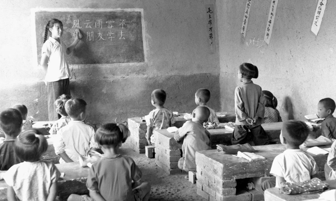 1964年夏，河北省壩縣煎茶鋪公社西煎大隊(duì)，一所耕讀小學(xué)的學(xué)生們?cè)谏险n。新華社記者梁一丁攝