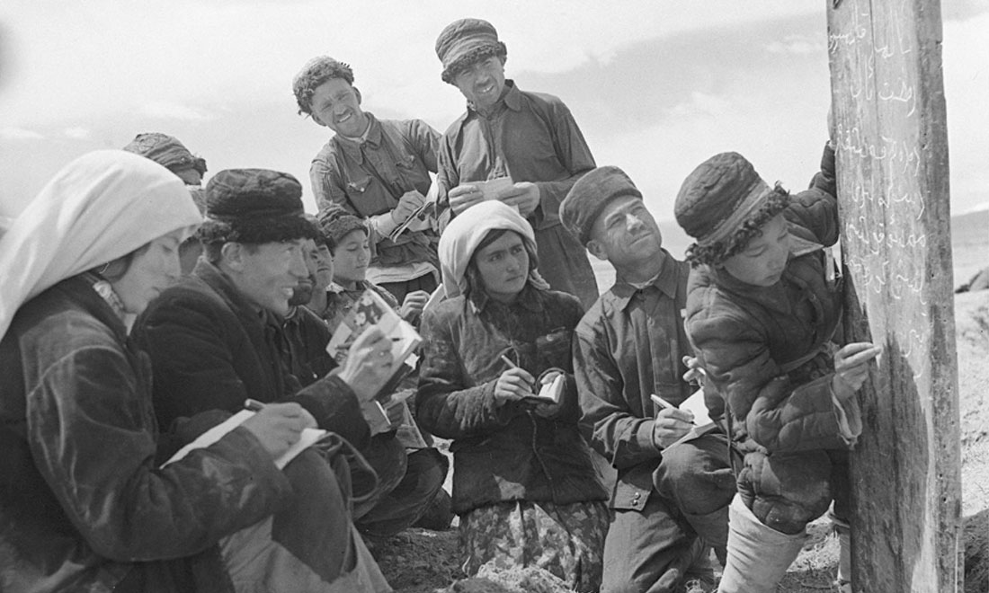 1960年6月，新疆慕士塔格峰下，大人們?cè)谛W(xué)生幫助下學(xué)習(xí)文化。新華社記者武純展攝