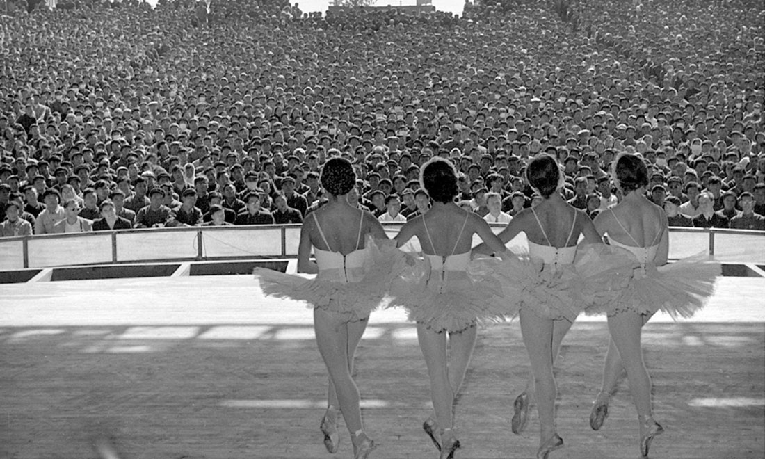 1957年10月，蘇聯(lián)國(guó)立新西伯利亞歌劇芭蕾舞劇院為北京石景山鋼鐵廠工人演出。新華社記者鄭震孫攝