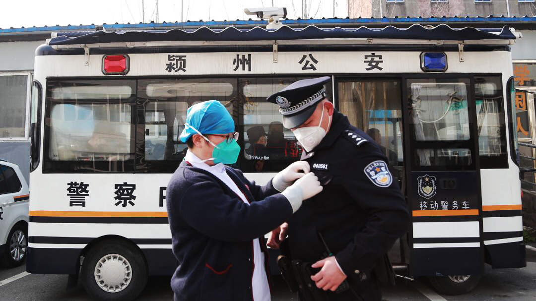 警察魏云龍：咫尺之間，各自奮戰(zhàn)