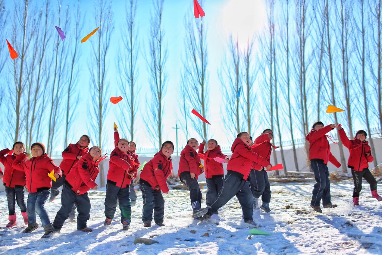 2017年11月15日， “多一克溫暖”公益行動走進北疆地區(qū)，實現(xiàn)了從物質(zhì)捐贈到“物質(zhì)+精神”溫暖的升級。 “體操冠軍”楊威、好妹妹樂隊等傾情加盟，不僅為孩子們帶來加厚羽絨服和御寒物資，還準備了溫暖的課堂。