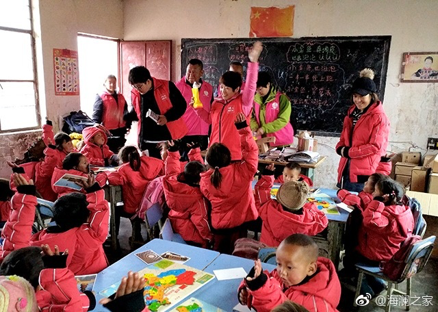 2018年，由海瀾之家攜手網(wǎng)易新聞打造的“多一課溫暖”課程平臺讓一間間溫暖的課堂走向深山與邊陲。帶著貼合孩子教育需求的線上內(nèi)容和教師、各領(lǐng)域KOL及愛心人士組成的愛心團隊，海瀾之家用實際行動為孩子的教育加溫，踐行“多一克溫暖”。