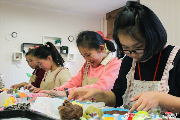在北京，孩子們上了一節(jié)別開生面的廚藝課——手工DIY餅干。孩子們腦洞大開親自上手，從制作到出爐不僅留下了噴香的餅干，還留下了珍貴的回憶。親手做的餅干孩子們舍不得獨享，成為了回程路上最重要的“伴手禮”