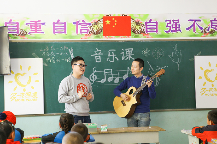 “多一克溫暖”公益活動的老朋友好妹妹樂隊，為孩子們帶來了音樂和繪畫課，用音符溫暖孩子們的心靈，用畫筆繪出更繽紛的世界。不斷匯聚的愛心，讓寒冷的北疆進入到更多人的視野當中，也讓孩子們臉上的笑容更燦爛。