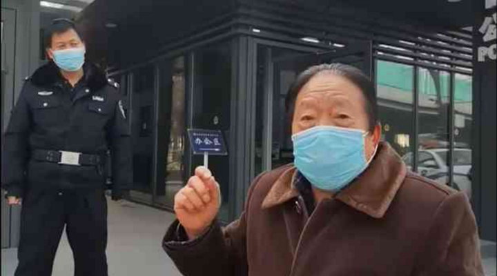 社區(qū)封閉，76歲的他為什么要出來