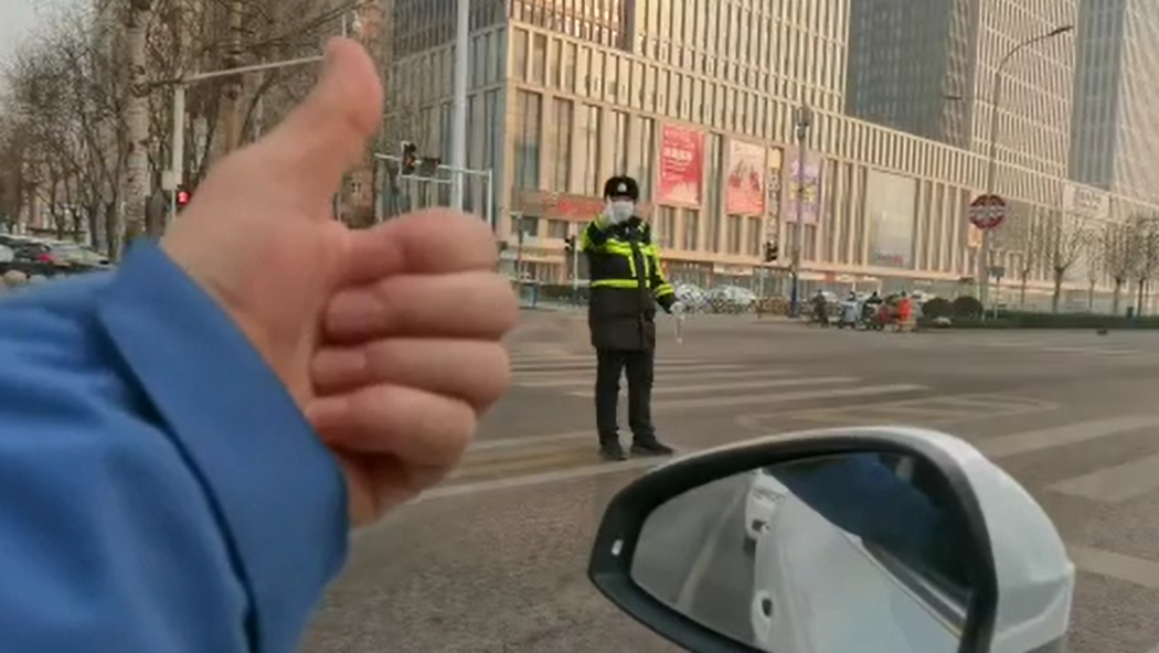 石家莊路人和交警的這個“暗號”，真暖！