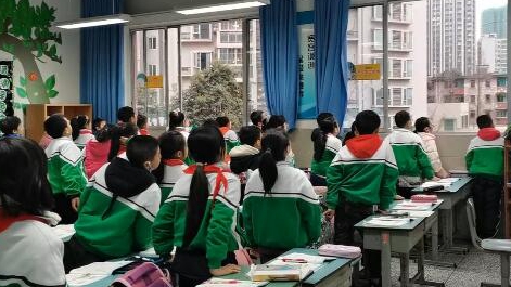 課上到一半，同學(xué)們卻把頭望向了外面！校長說：點贊！