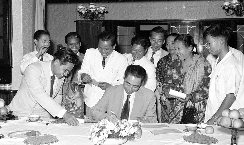 1955年4月25日，為迎接亞非會議而組織的萬隆人民委員會的代表請周恩來總理簽名留念。