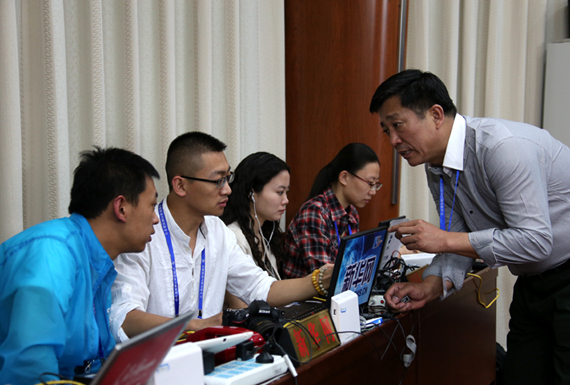 新華網(wǎng)前方記者在直播現(xiàn)場