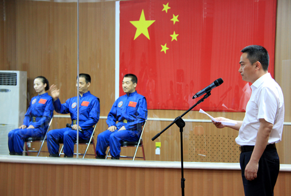 鄧一兵正在介紹有關(guān)情況