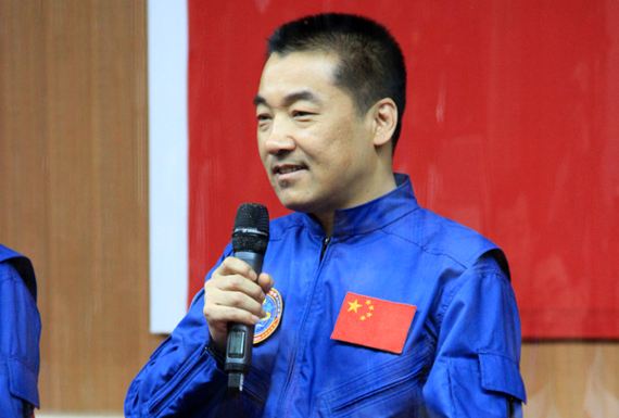 航天員張曉光正在回答記者提問