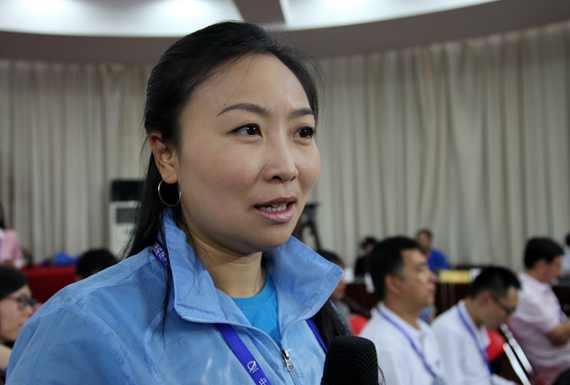 新華社記者正在向三名航天員提問