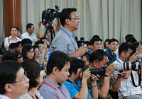 一名記者在見面會現(xiàn)場提問