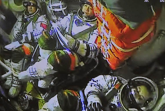 航天員在返回艙內(nèi)進(jìn)行各項(xiàng)準(zhǔn)備工作