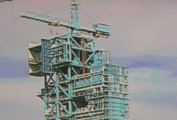 發(fā)射塔架最高層回轉(zhuǎn)平臺(tái)打開