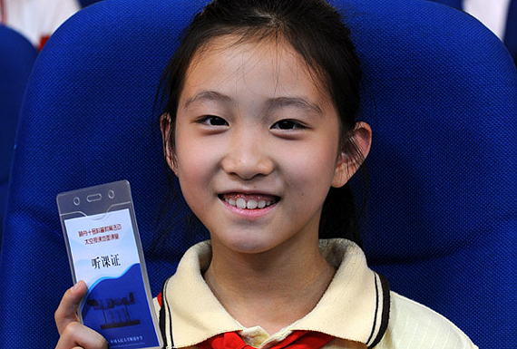 一位學(xué)生在展示自己的太空授課聽(tīng)課證