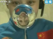 航天員王亞平的倒像出現(xiàn)在水球中