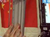航天員王亞平在演示太空質(zhì)量測(cè)量