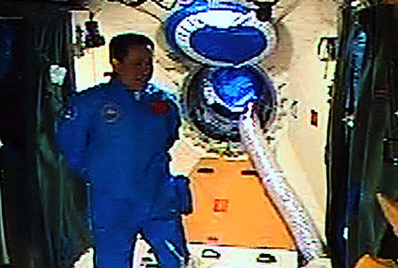 航天員在艙內(nèi)工作