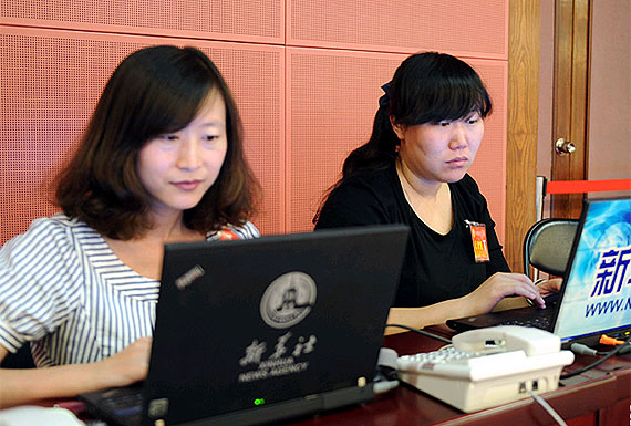 新華網(wǎng)報(bào)道人員在現(xiàn)場(chǎng)工作