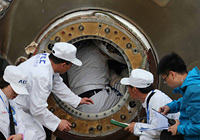 工作人員在進(jìn)行開艙處置