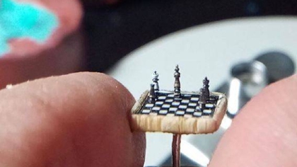 比指甲蓋還??！ 土耳其微雕藝術(shù)家雕出超小國際象棋