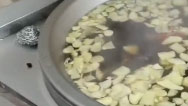沈陽一企業(yè)熬740鍋紅糖水送26個檢測點(diǎn)，用了千斤紅糖200斤姜