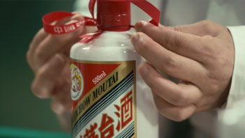 “抱團(tuán)松動(dòng)”！機(jī)構(gòu)慌了？有人急忙賣茅臺(tái)，有人連夜看周期
