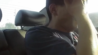 這人啥情況？他在警車上都能睡著