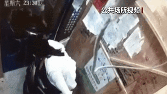 電梯內(nèi)突發(fā)自燃 電動車進(jìn)樓怎么禁？ 發(fā)現(xiàn)電瓶車有起火苗頭應(yīng)立刻撤離